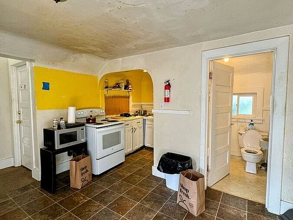4th image of 4017 5th Ave NE Unit 2B