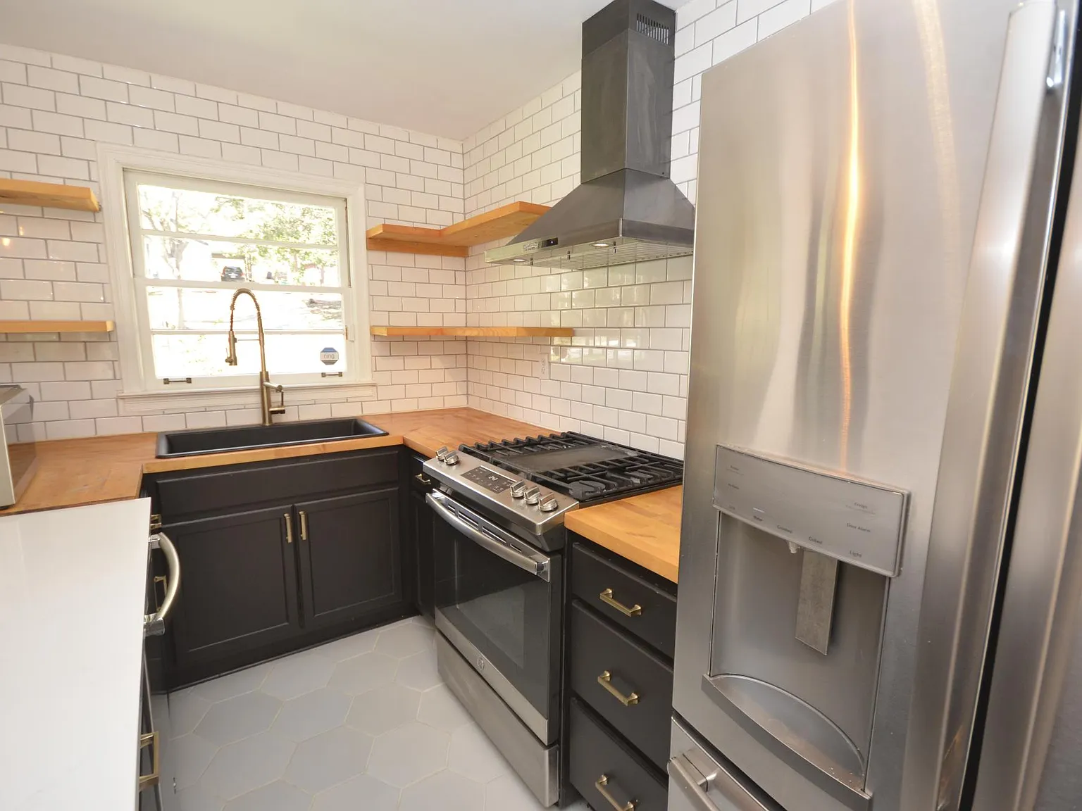 3 bed, 1.5 bath, 1186 sqft, $2,395 — Photo 4