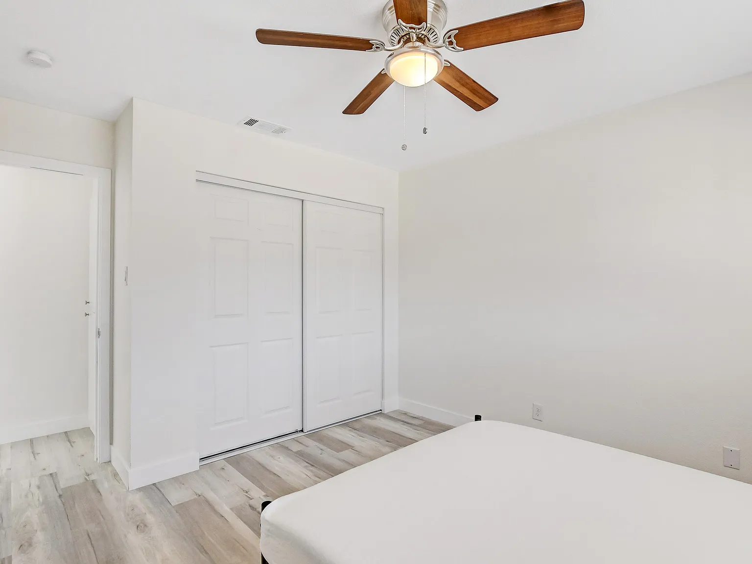 4 bed, 3.0 bath, 1437 sqft, $849 — Photo 2