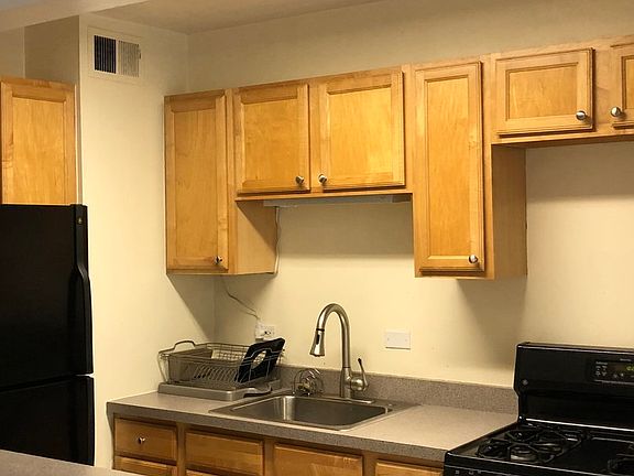 3rd image of 4920 N Marine Dr #S409
