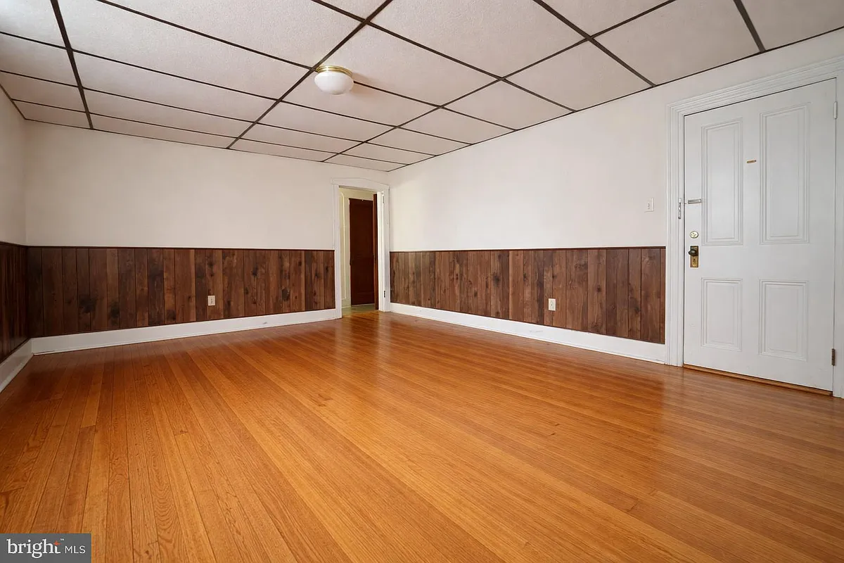 Building Photo - 115 W Broadway #3
