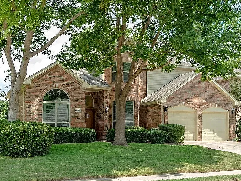 1740 Forest Glen Dr — Photo 2