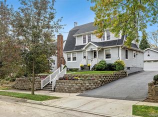 34 Davis Rd, Port Washington, NY 11050