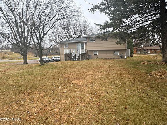 3rd image of 911 Parkway Dr