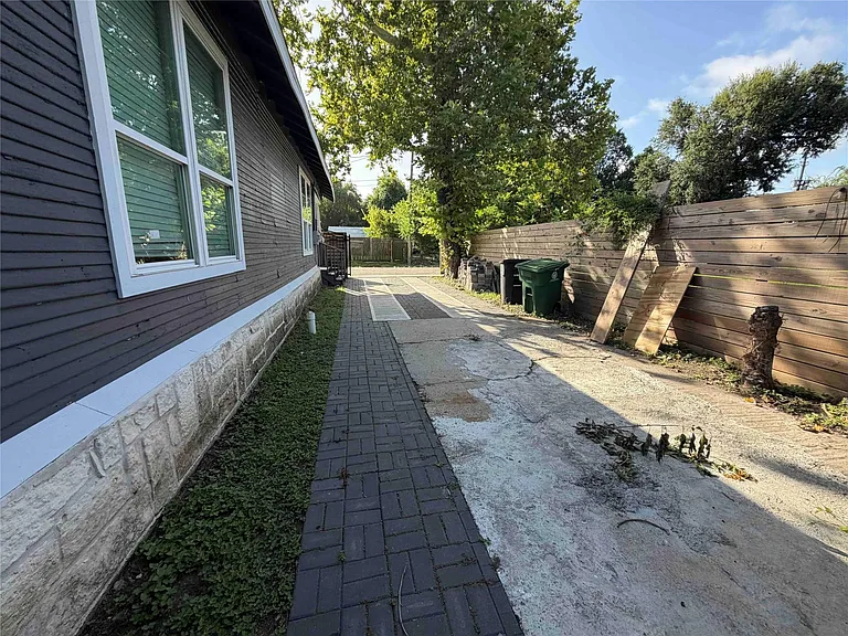 2404 Burkett St — Photo 26