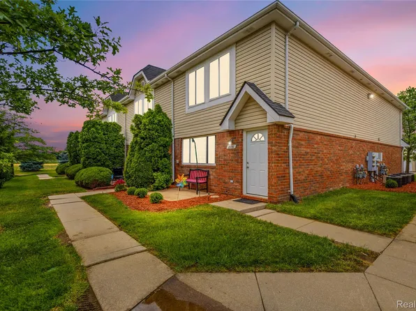 29760 Beverly Ln #32, New Baltimore, MI 48047