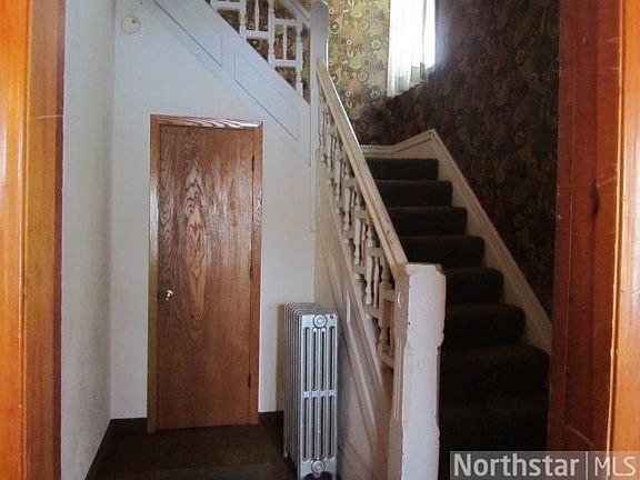 3rd image of 672 Surrey Ave