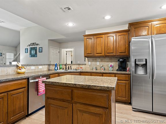 2nd image of 2207 Pecan Chase Cir