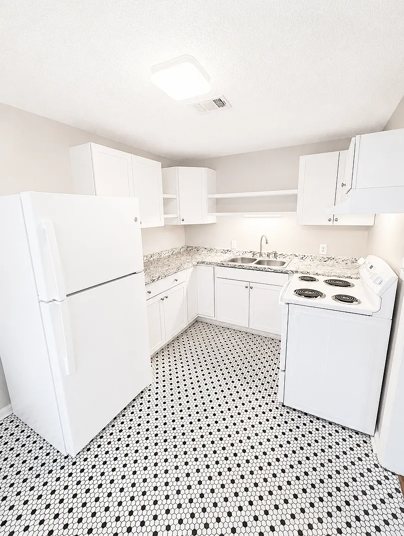 Midtown Savannah- Available Now- Appointment Needed To View — Photo 1