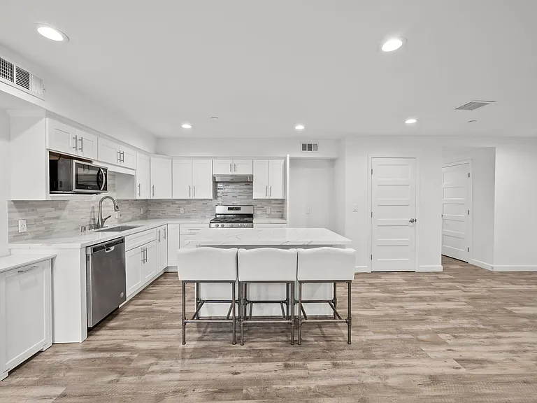 9104 Burnet Ave — Photo 8