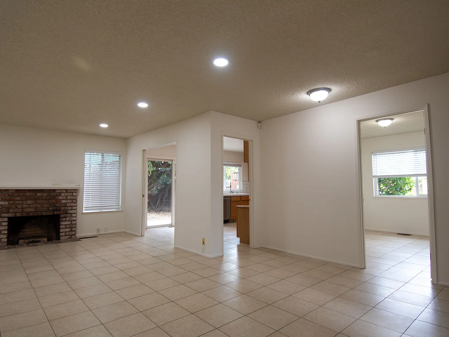 3 bed, 1300 sqft, $4,200 — Photo 4