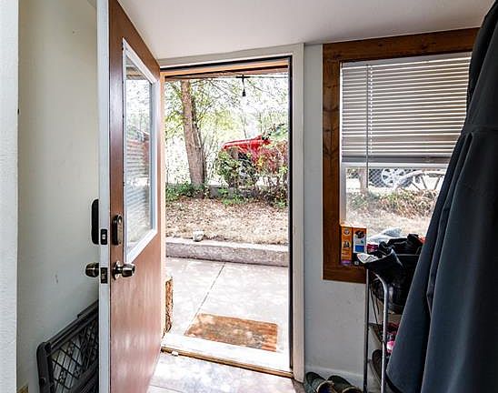 4th image of 708 W 10th St