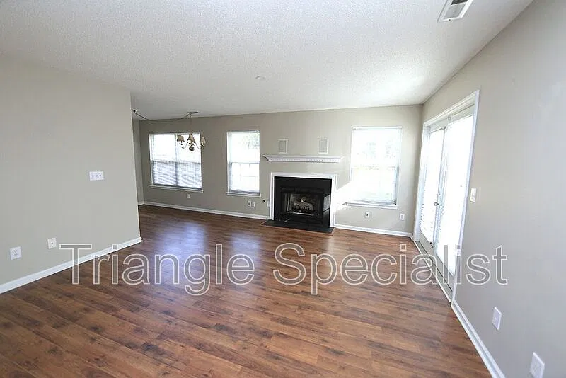 3 bed, 2.5 bath, 1400 sqft, $1,950 — Photo 3