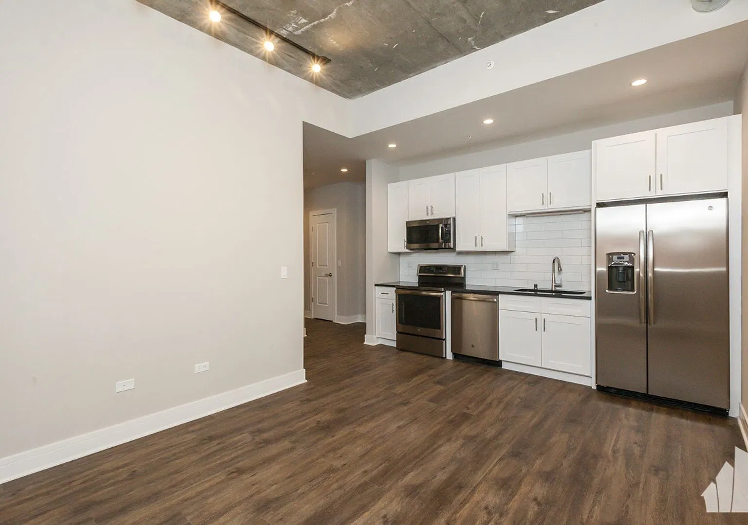 1 bed, 1.0 bath, 713 sqft, $2,600 — Photo 2