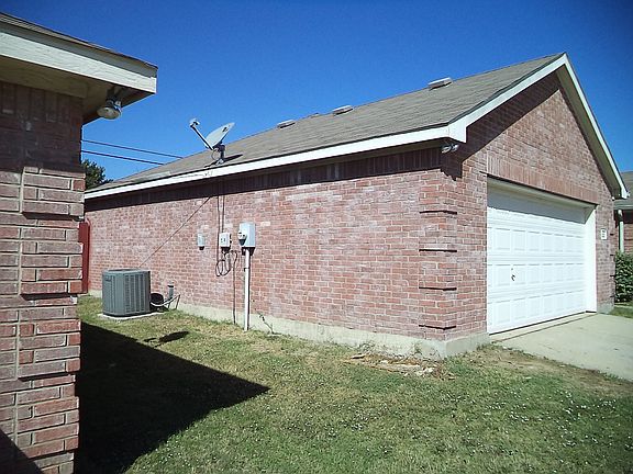 4th image of 2521 Douglas Dr