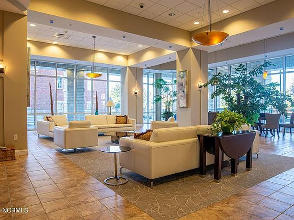 Grand lobby/ entrance. Perfect to gather with friends or host an informal, meeting.