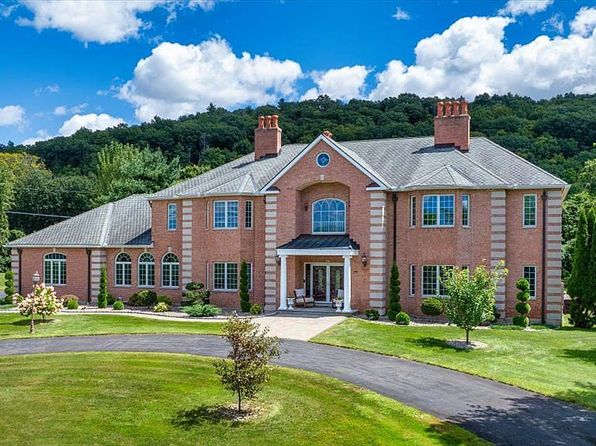 24 Hunting Ridge Dr