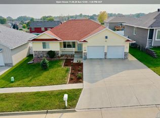 4266 Fieldcrest Dr, Sioux City, IA 51103