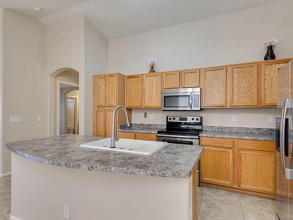 2nd image of 1095 E Vernoa St