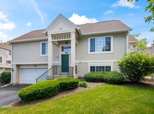 557 Cary Woods Cir, Cary, IL 60013