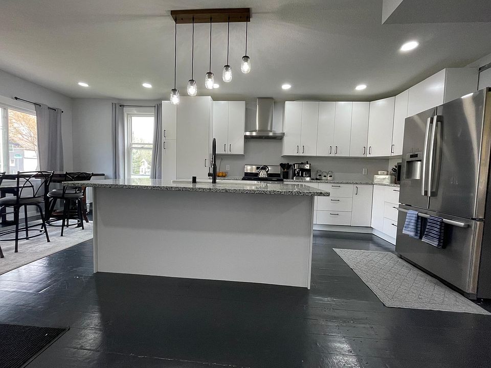 1st image of 402 Quinnell Ave N