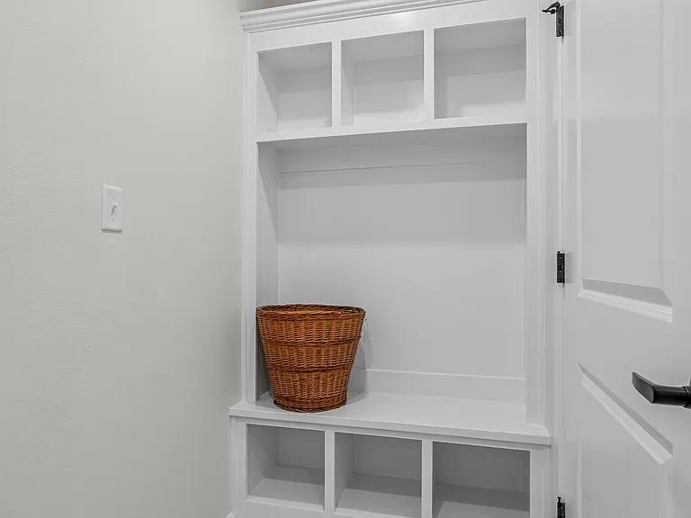 1020 Hunter Dr — Photo 10