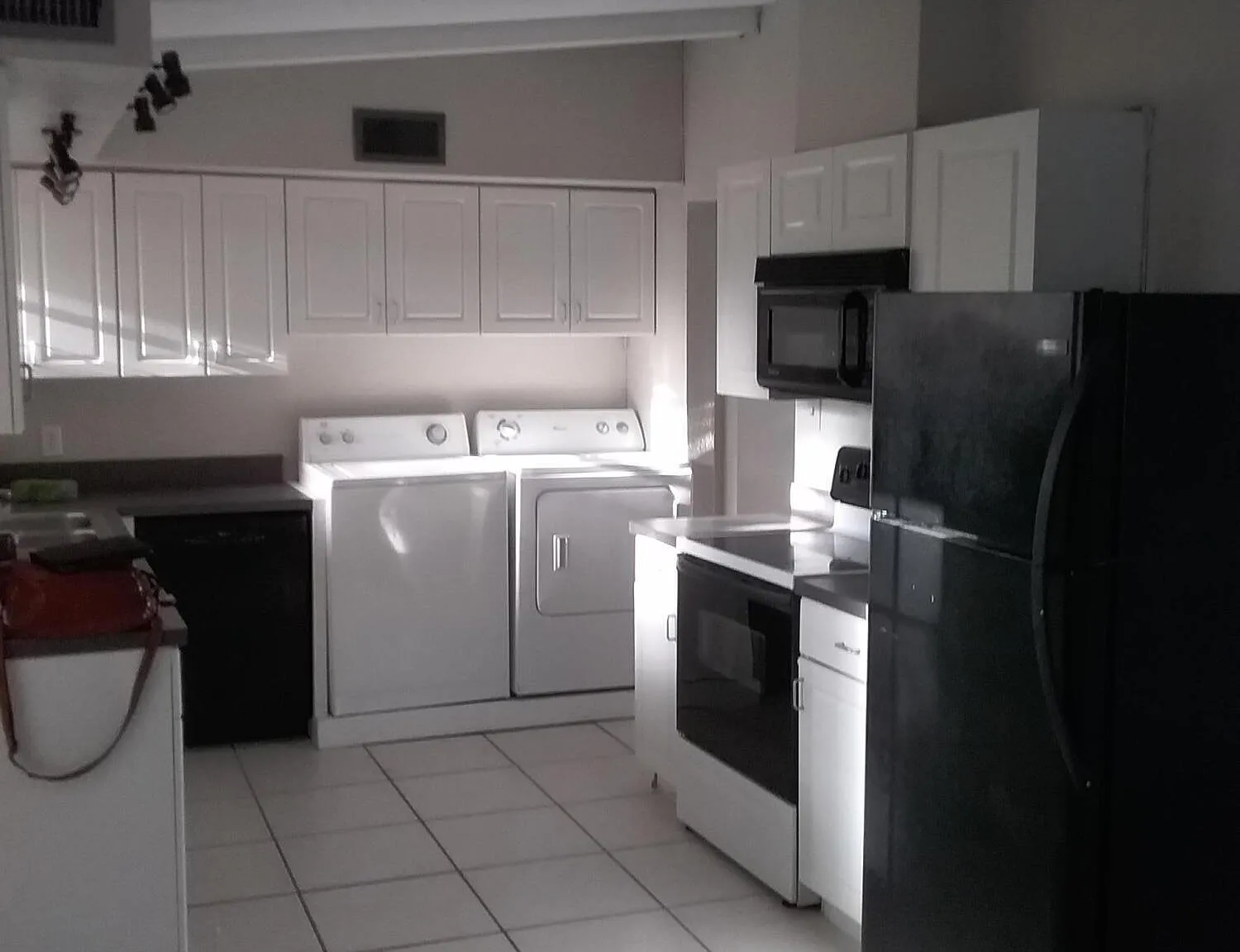 3 bed, 1.5 bath, 1144 sqft, $2,200 — Photo 2