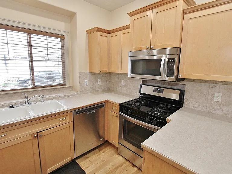 385 W Hale St — Photo 9