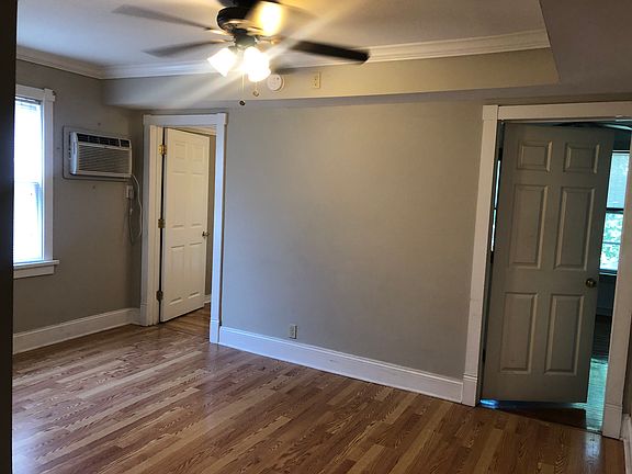 4th image of 2929 Fillmore St NE #2