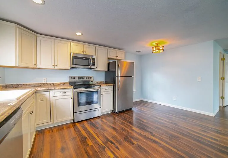 518 Railroad St — Photo 16