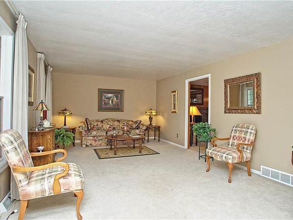 3rd image of 4875 Delevan Dr