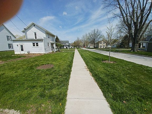 3rd image of 225 Oak St