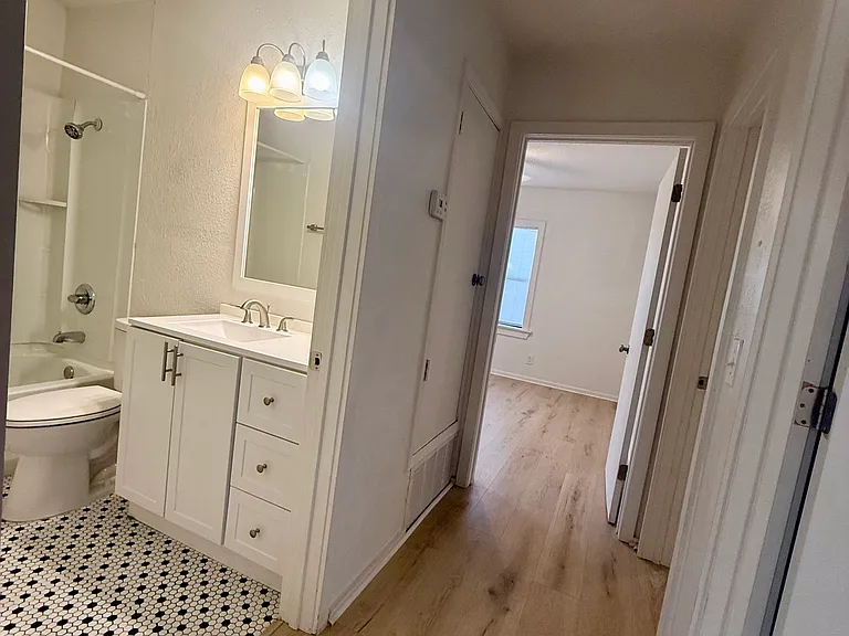 620 W Avenue B — Photo 44