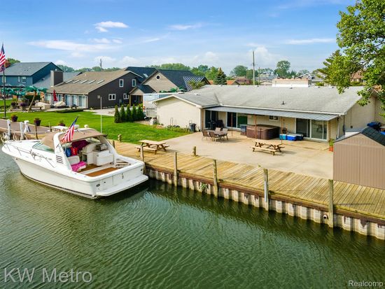 37780 Lakeville St, Harrison Township, MI 48045