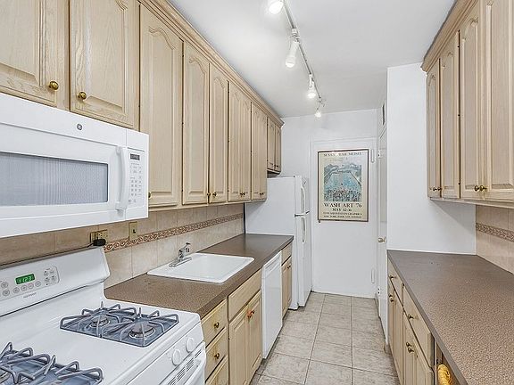 4th image of 400 E 56th St APT 38J