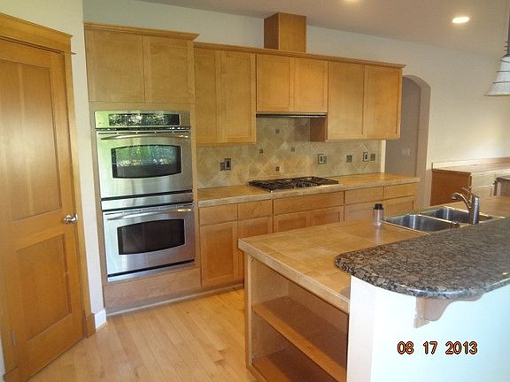 3rd image of 2586 33rd Ave NE