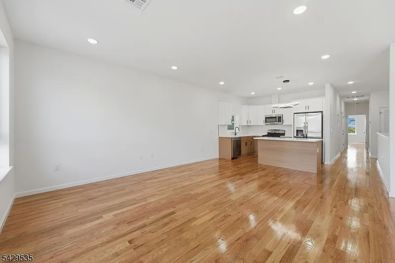3 bed, $2,400 — Photo 2