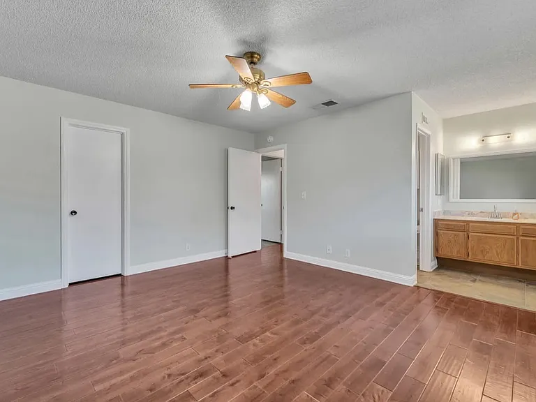 2302 Edam St — Photo 4