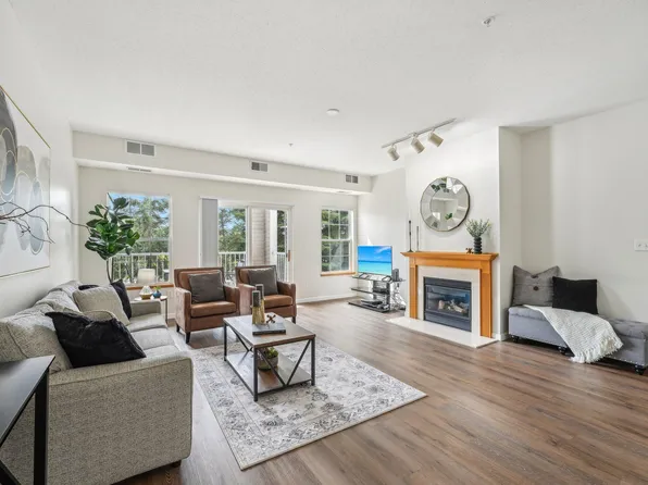 12761 Collegeview Dr APT 201, Eden Prairie, MN 55347