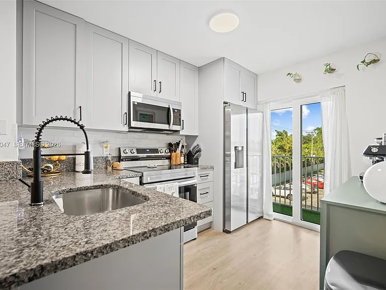 2575 SW 27th Ave #304 — Photo 4