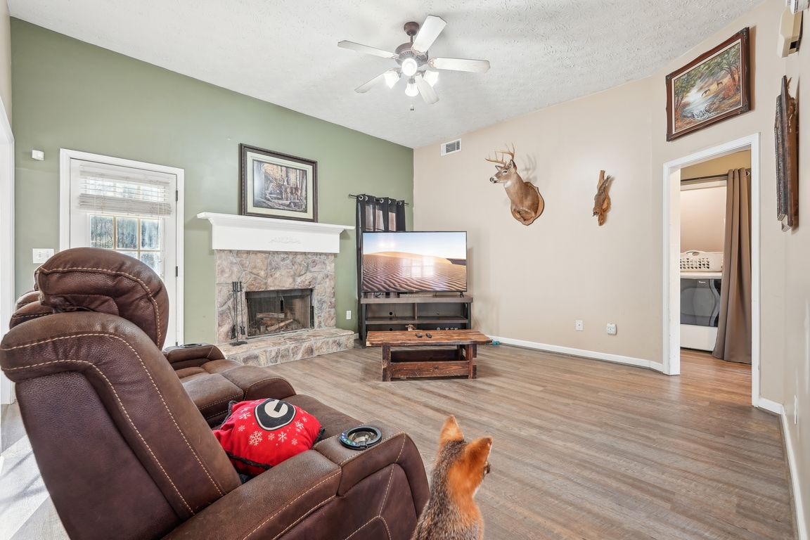 Grove Pointe Cir-006.jpg