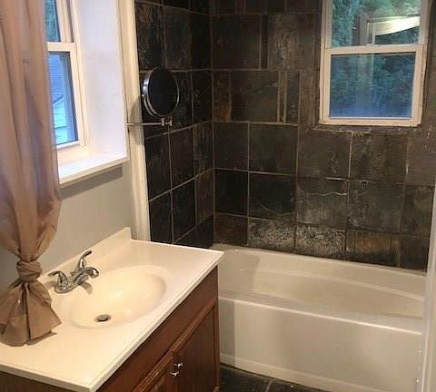 3rd image of 48 Glenn St