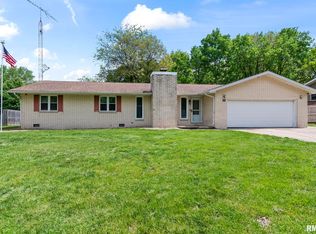 16 Holiday Ln, Riverton, IL 62561