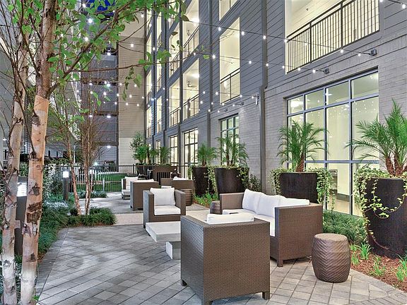 3rd image of 2424 Capitol St #2221