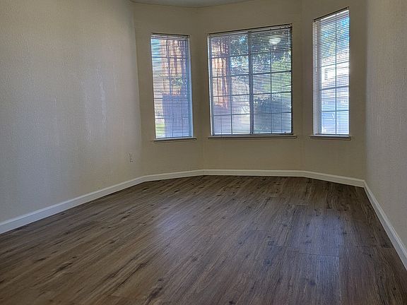 3rd image of 1291 E Portland Ave