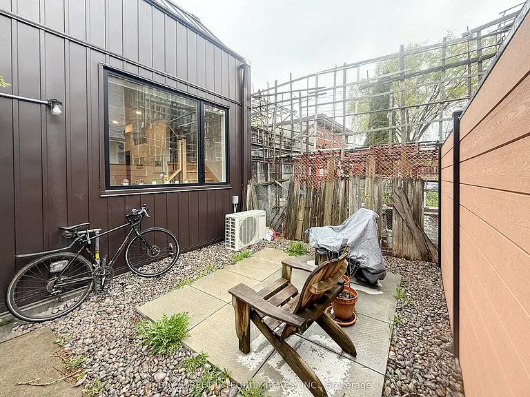 598 Crawford St #LANEWAY — Photo 16