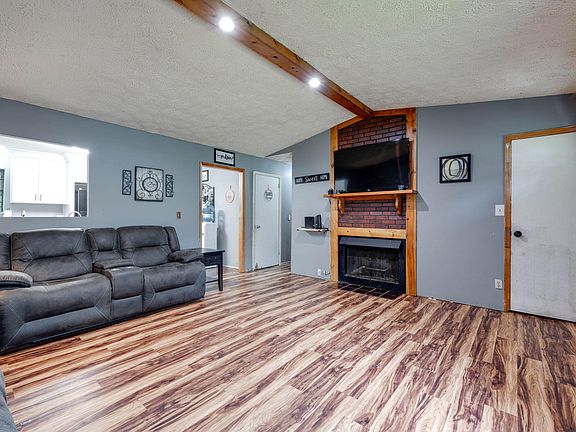3rd image of 60 Valley Wood Cir