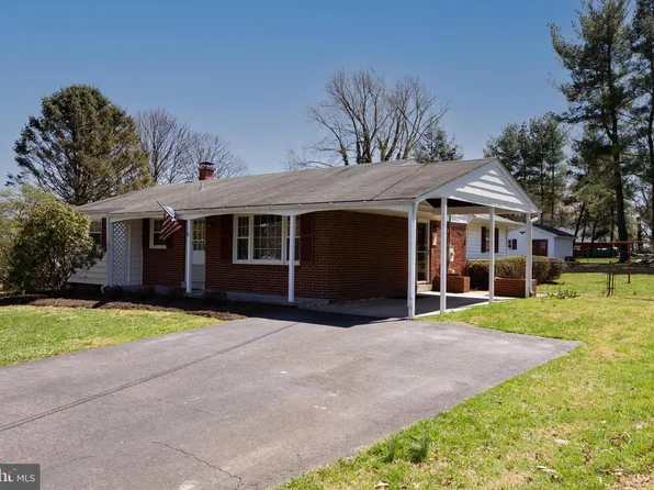 4 Cinnamon Fern Rd, Round Hill, VA 20141