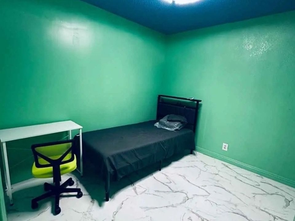 2nd image of 3722 Smith St #1