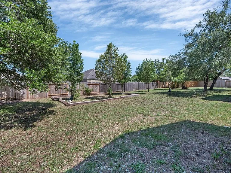 203 Raindance Cv — Photo 32